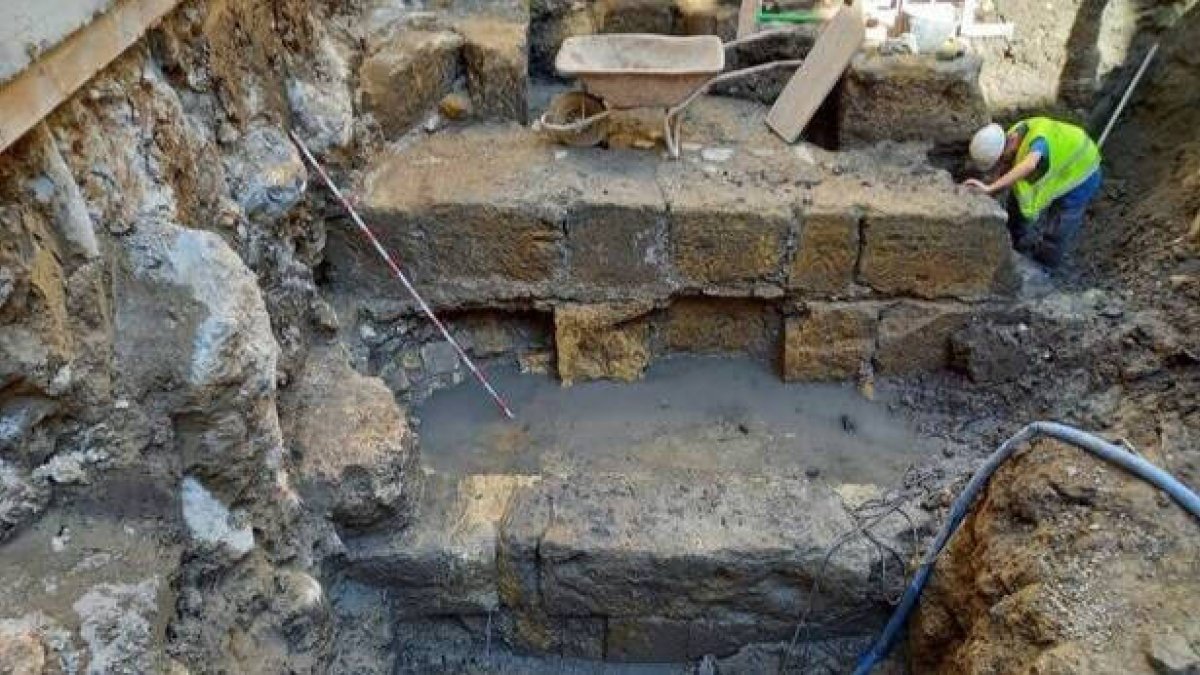 Restos aparecidos de la antigua muralla romana junto a la plaza San Francisco de Sevilla. A. .Jiménez.