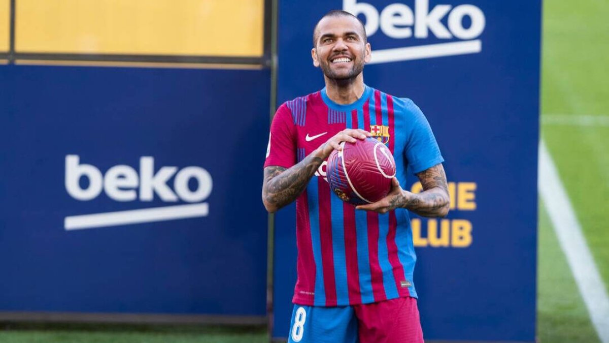 Dani Alves, durante su presentación con el Barcelona