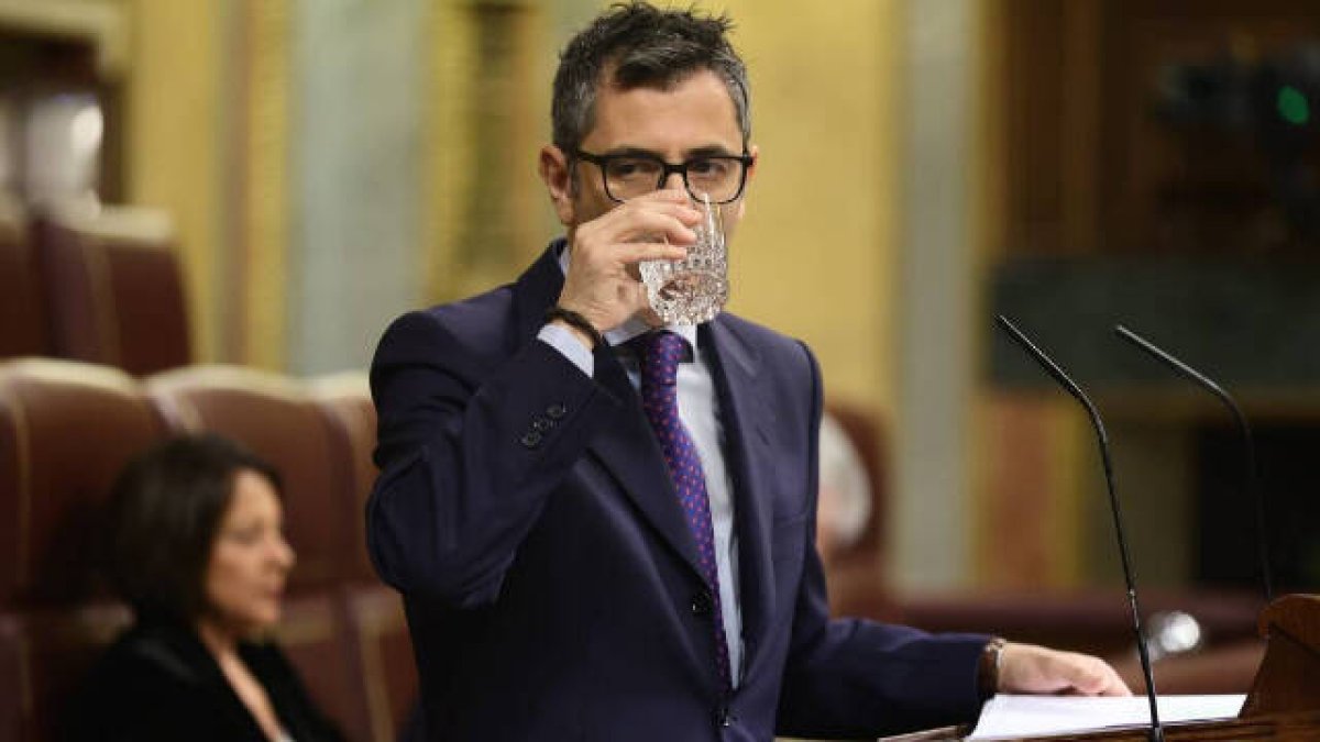 El ministro Félix Bolaños bebe agua en la tribuna del Congreso