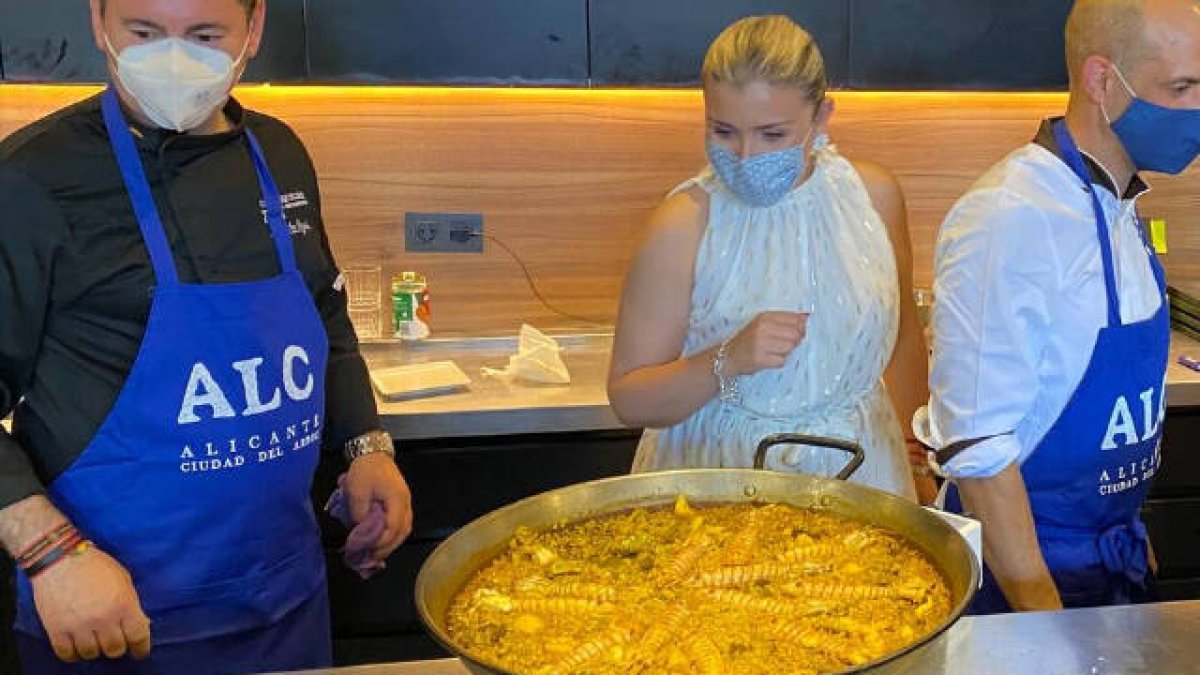 La vicealcaldesa de Alicante y concejal de Turismo, Mari Carmen Sánchez, junto al cocinero alicantino Moncho Riquelme