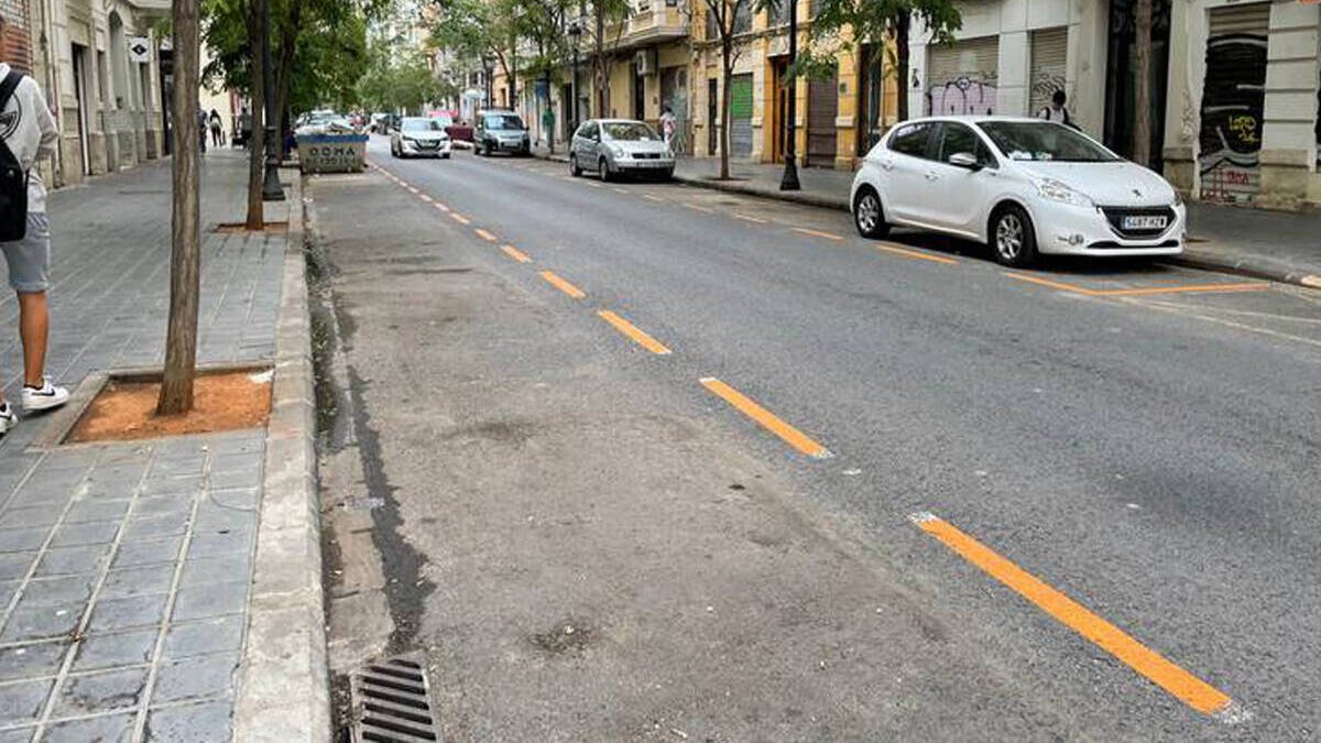 Calle de Ruzafa vacía de coches con la zona naranja