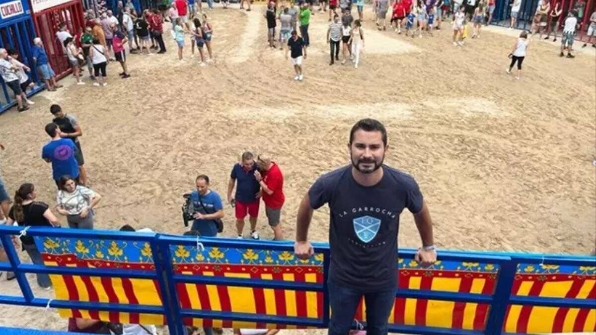 El alcalde de L'Alcora y secretario general del PSPV en Castellón, Samuel Falomir, defendiendo los bous al carrer