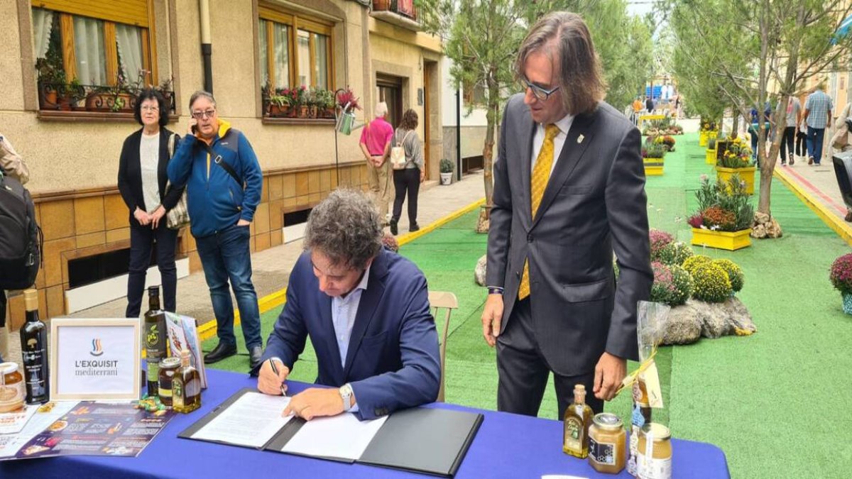 Firma de adhesión de Ayora a L'Exquisit Mediterrani - GVA