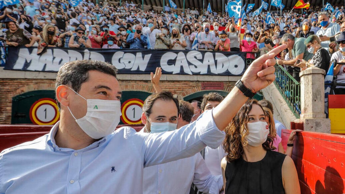 Juanma Moreno , presidente del PP-A, durante el cierre de la convención en la plaza de toros de Valencia.