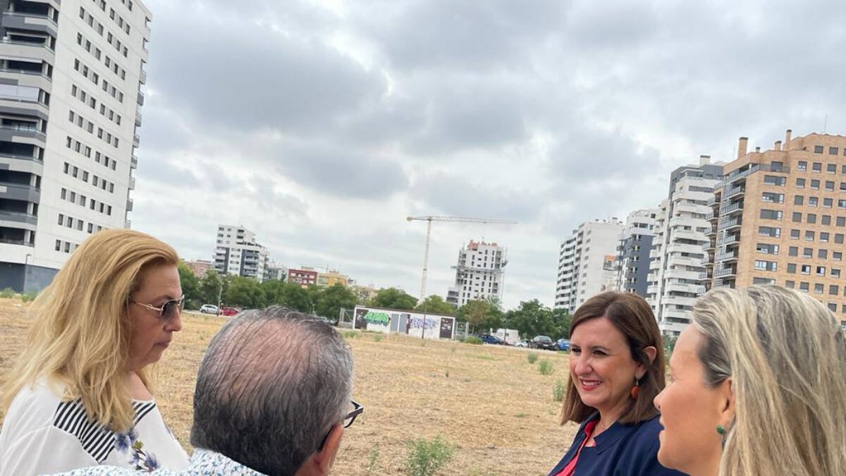 La portavoz del PP, María José Catalá, visita el solar del barrio de Malilla donde debía estar construido un colegio público desde hace siete años.