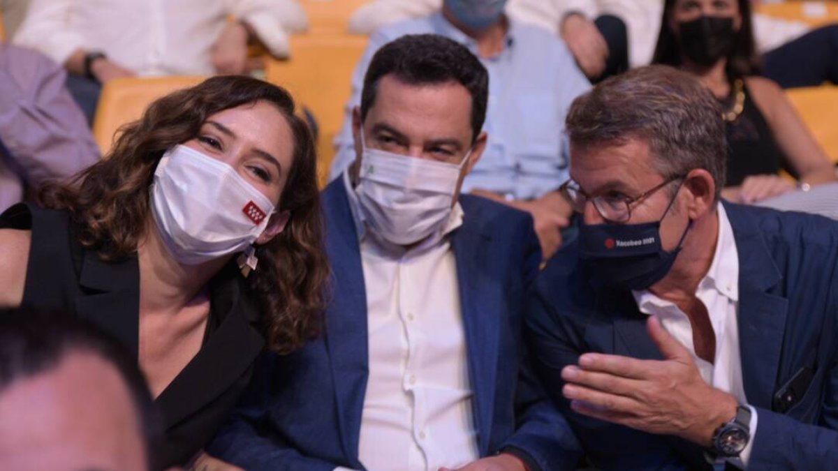 Juanma Moreno, con Ayuso y Feijoó, en la Convención del PP en Valencia