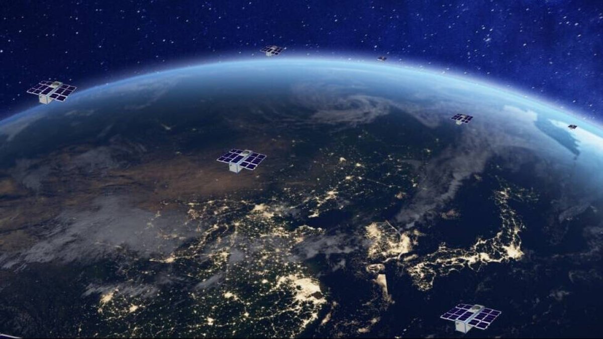 Recreación de los nanosatélites alrededor de la Tierra.