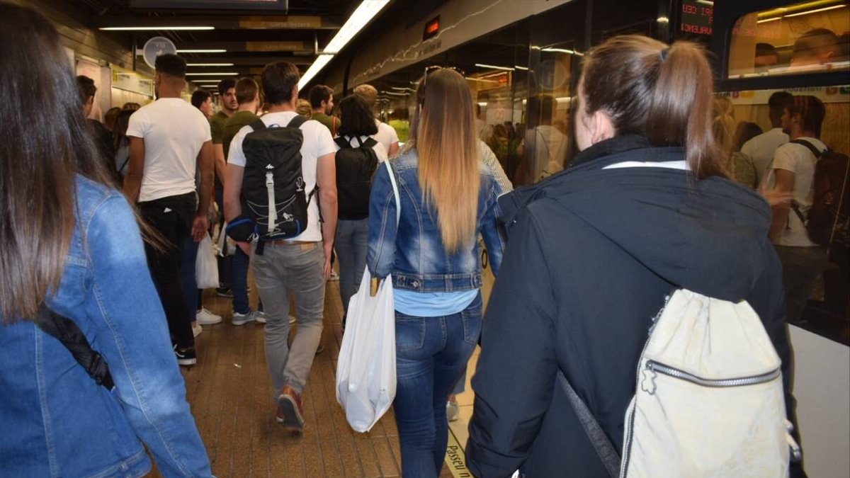 Personas usuarias en una estación de Metroavlencia.