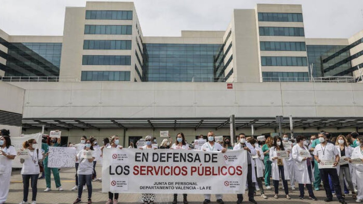 Concentración ante el hospital La Fe de Valencia, una de las que ha tenido lugar hoy