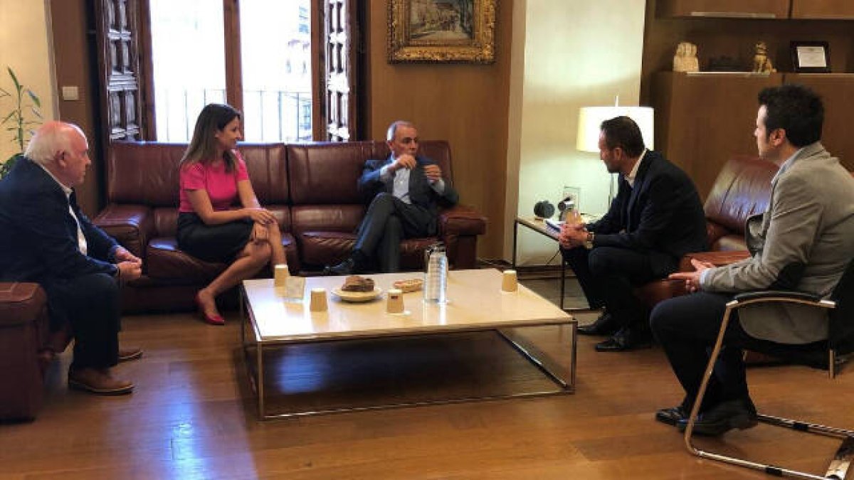 El alcalde de Elche, Carlos González, se ha reunido con representantes de la CEV