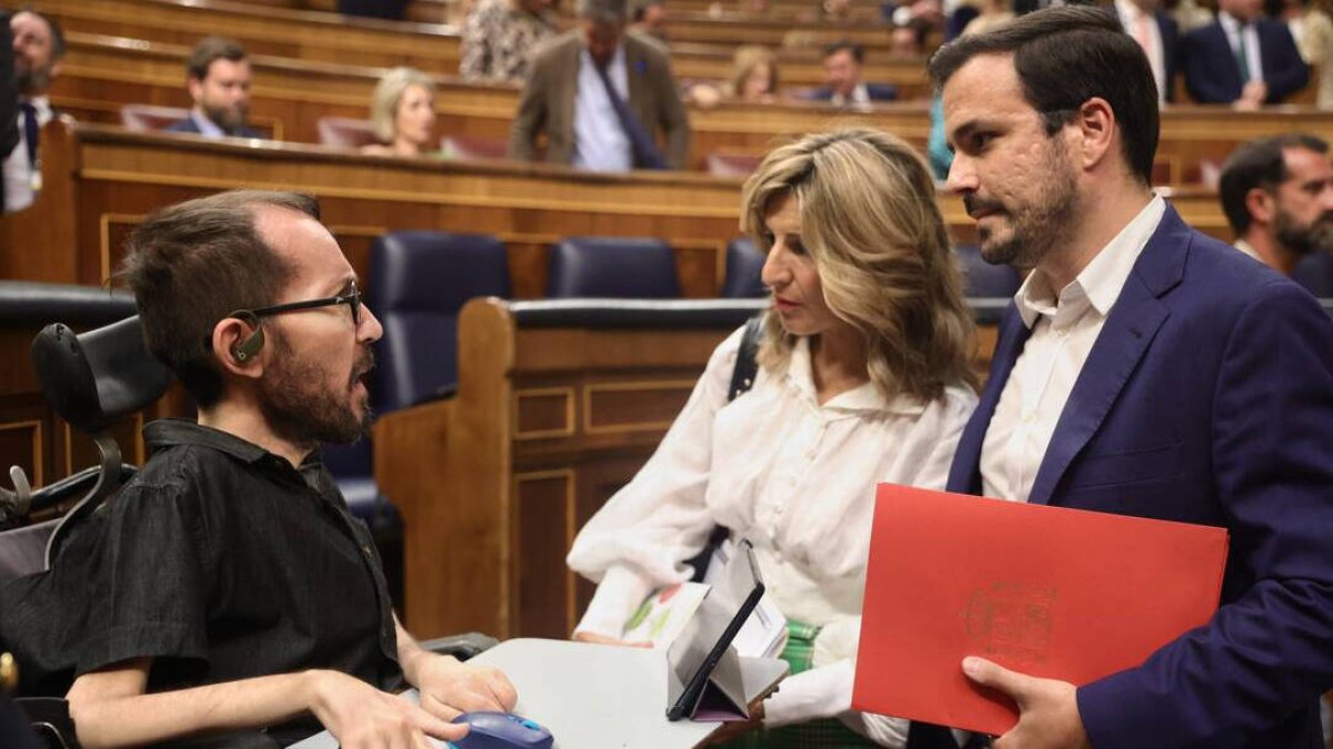 Yolanda Díaz, este martes, conversando con Echenique y Garzón.