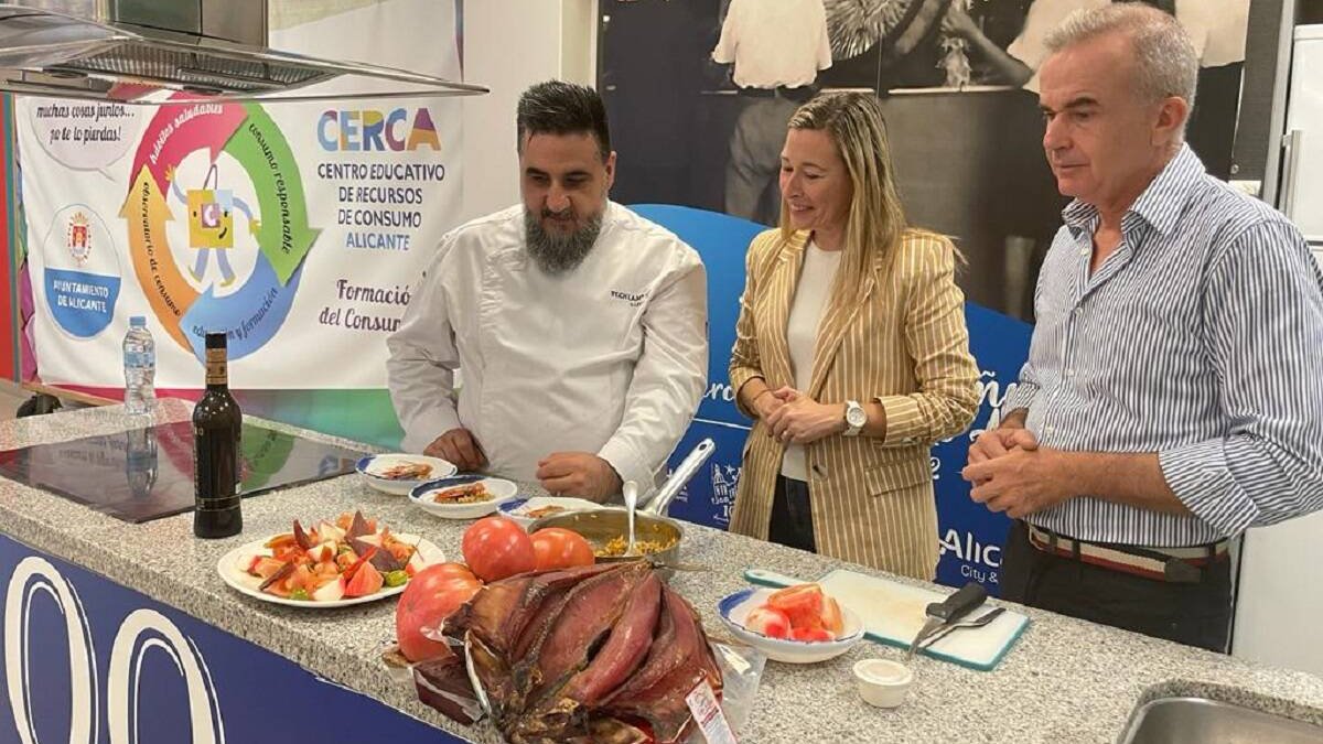 El showcooking de Sergio Sierra abre degustaciones del Centenario del Mercado