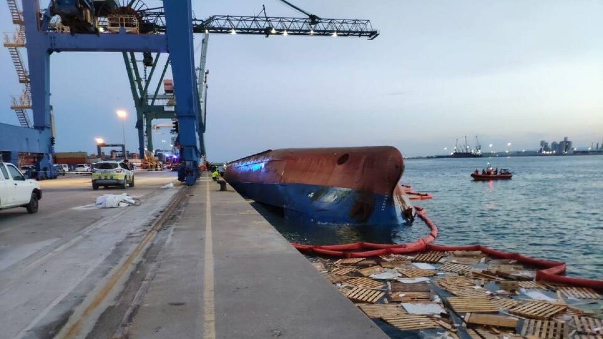 Dos personas desaparecidas y tres heridas al volcar un barco en Castellón