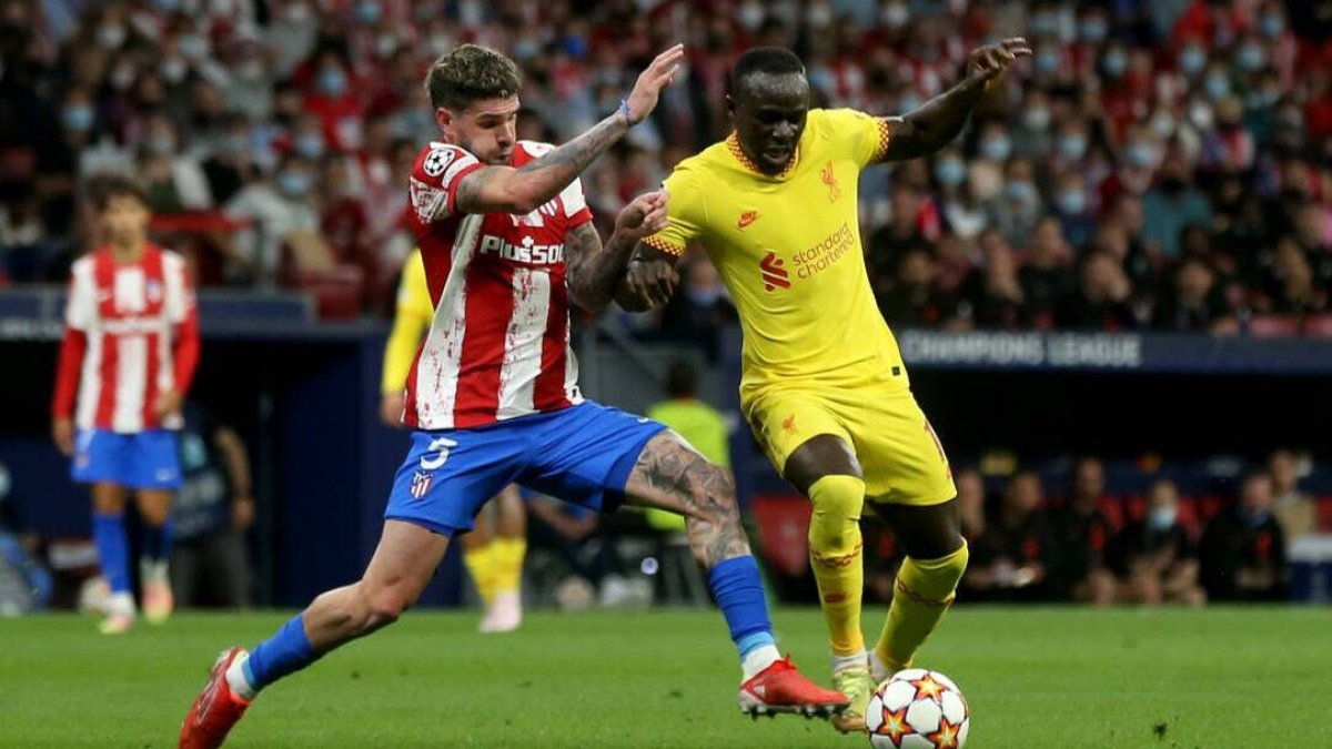 De Paul y Mané pugnan por un balón
