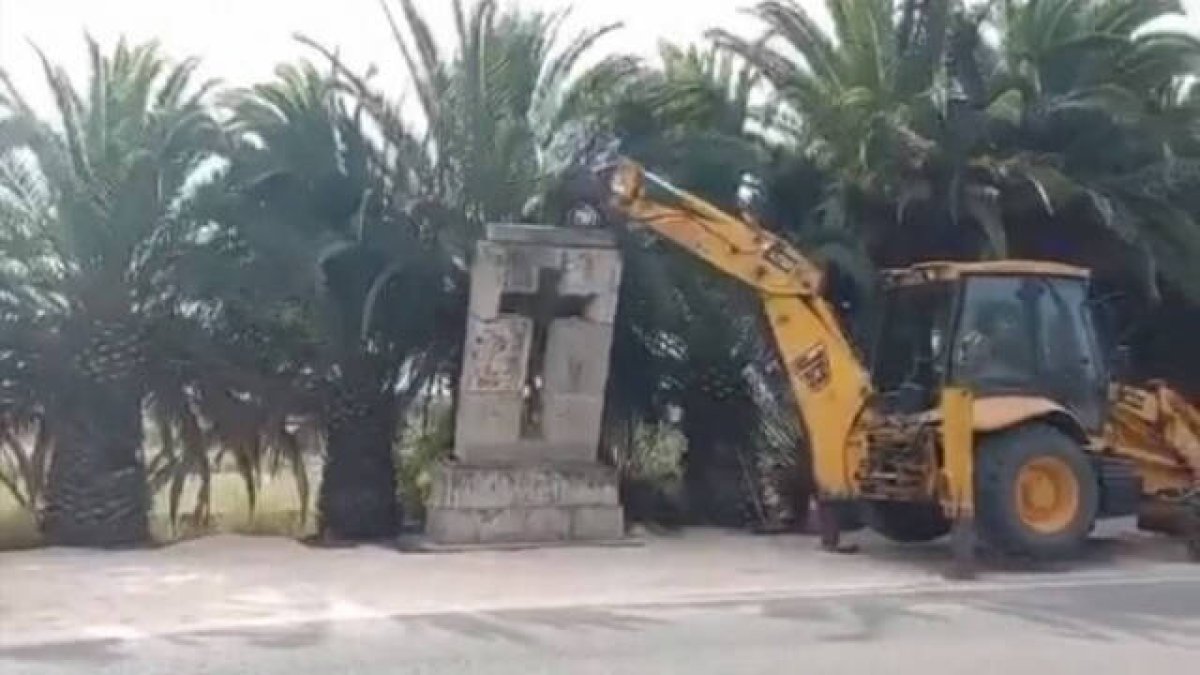 Derribo de la cruz en Vinalesa
