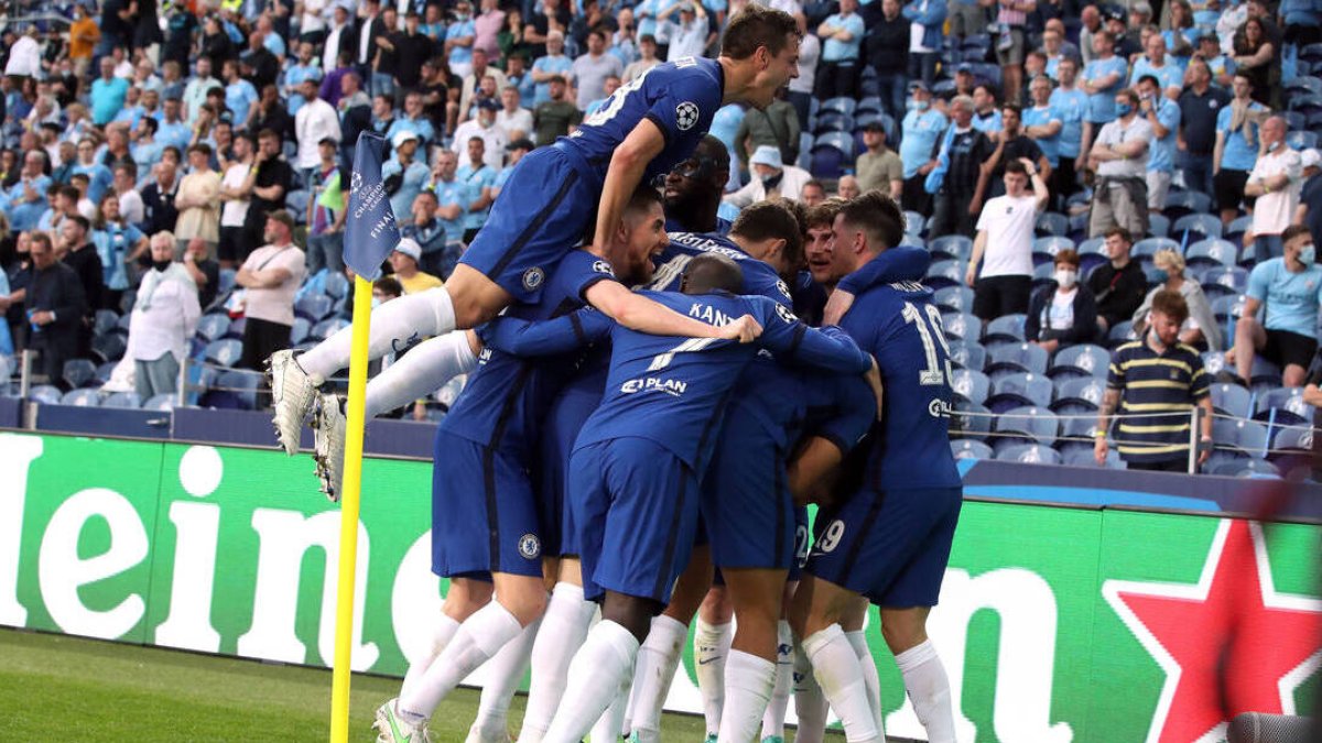 Los jugadores del Chelsea, celebrando el único gol del encuentro.