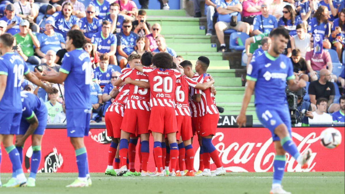 Los jugadores del Atlético de Madrid celebran el primer gol de Morata