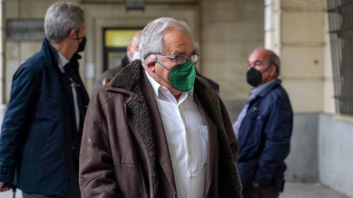 Llegada a la Audiencia de Sevilla de Ángel Rodríguez de la Borbolla, y el exalcalde de Cazalla de la Sierra por el PSOE.