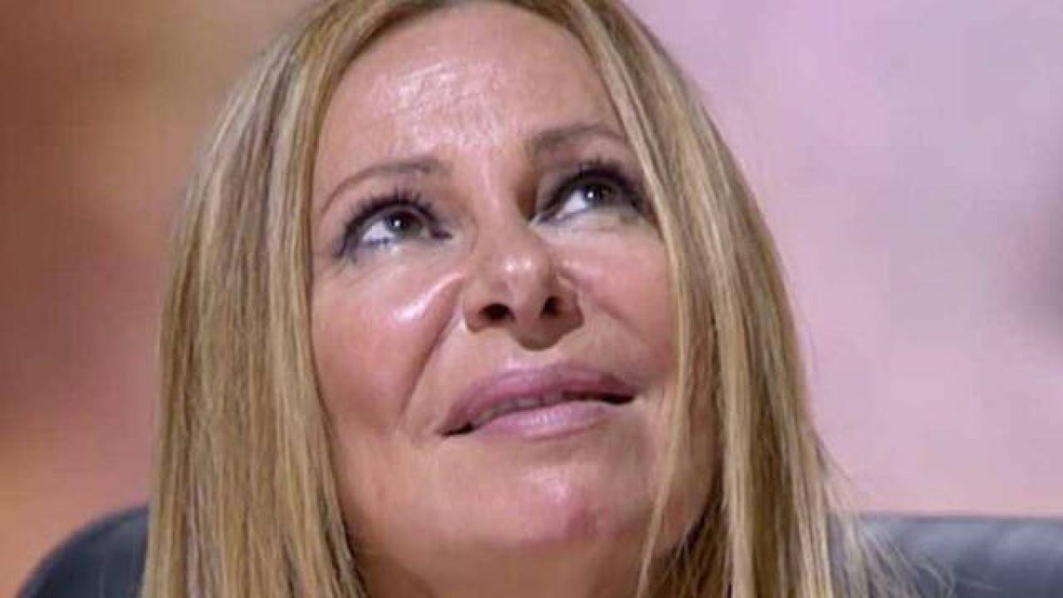 El emotivo gesto de Ana Obregón tras dar el último adiós a su madre