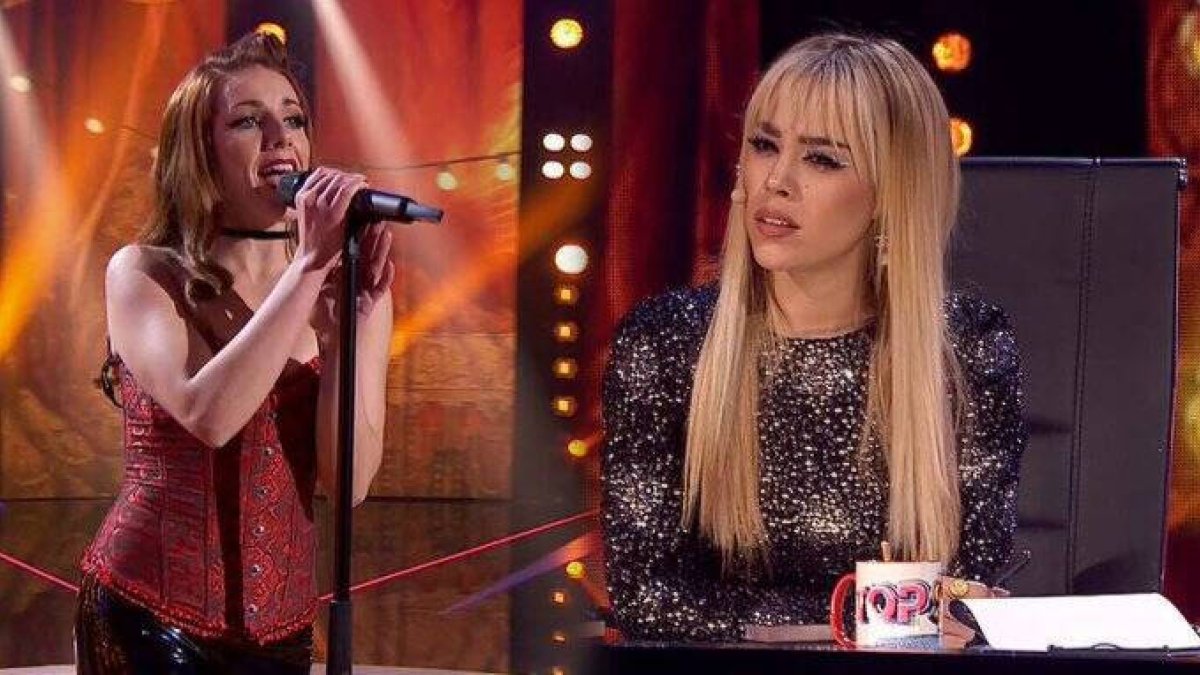 Danna Paola, escuchando cantar a Mónika Moreno.