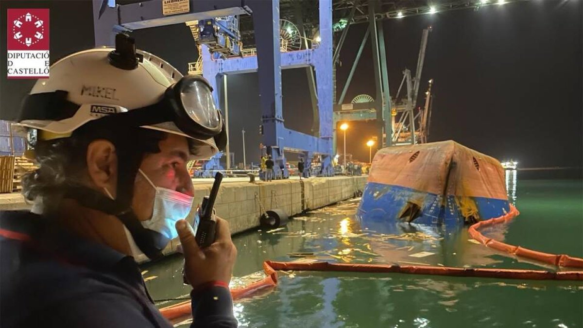 Operativo de búsqueda de las personas desaparecidas al volcar un barco en el Puerto de Castellón