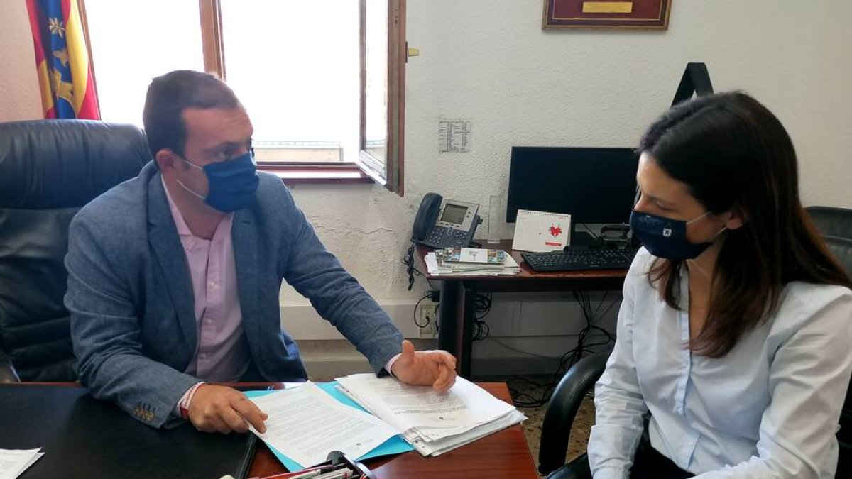 El alcalde Andrés Martínez con la concejala de Hacienda, Dolo Bayarri.