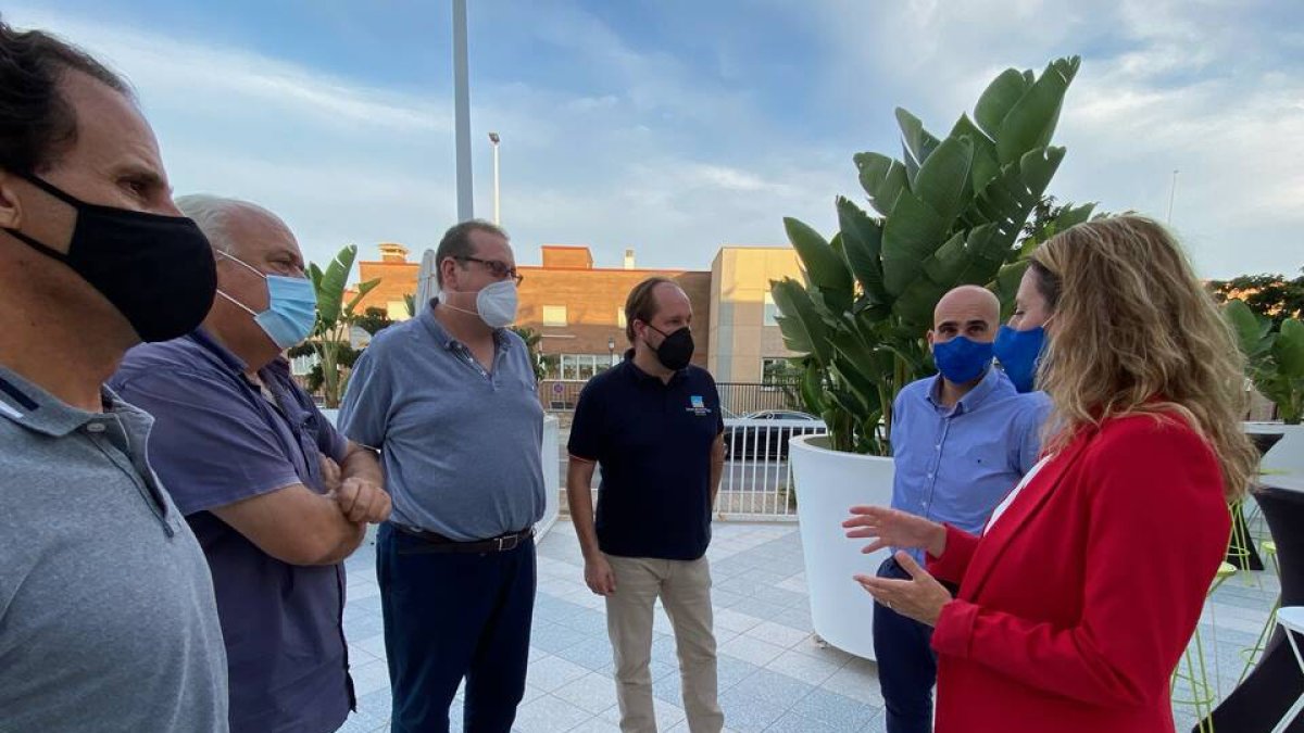 Imagen de archivo de una reunión de Begoña Carrasco con los miembros de la asociación Adepla.