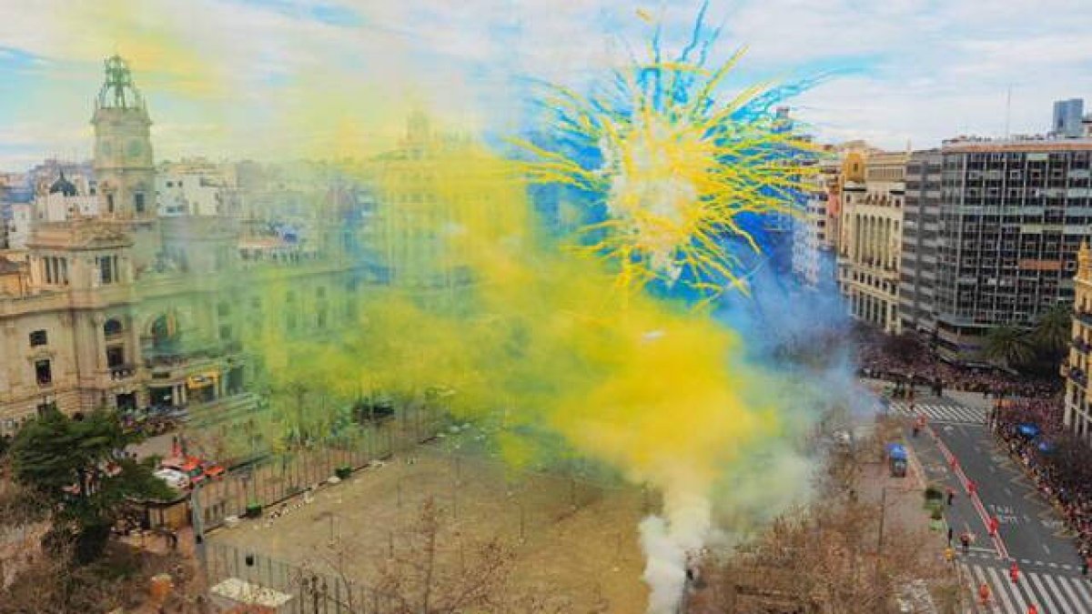 Las mascletás suspendidas por el viento y la lluvia se reubican en otra fecha del calendario.