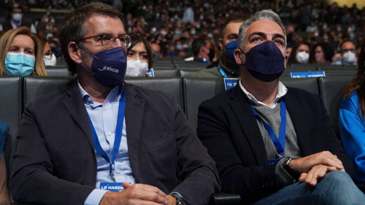 El futuro presidente del PP, Alberto Núñez Feijóo, junto al presidente del PP de Málaga, Elías Bendodo.
