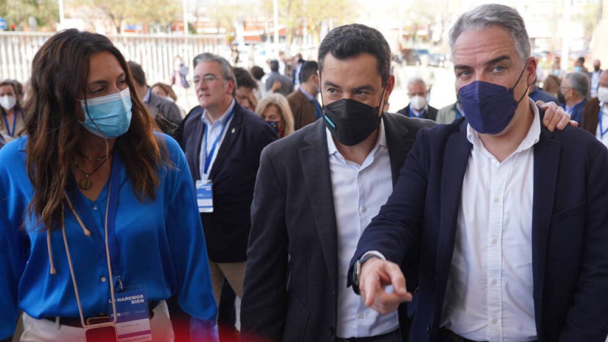 La secretaria general del PP-A, Loles López; el presidente de la Junta de Andalucía y del PP-A, Juanma Moreno, y el consejero y futuro coordinador general, Elías Bendodo.