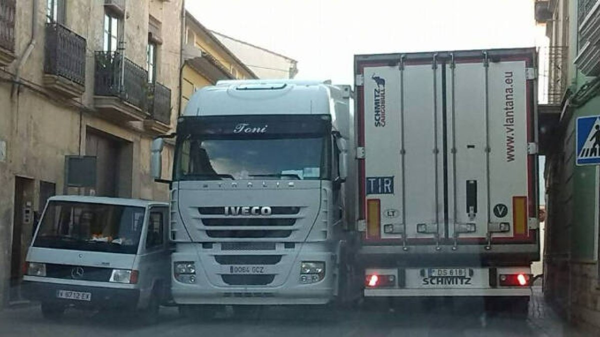 Camiones en Pedralba por no tener la variante sur
