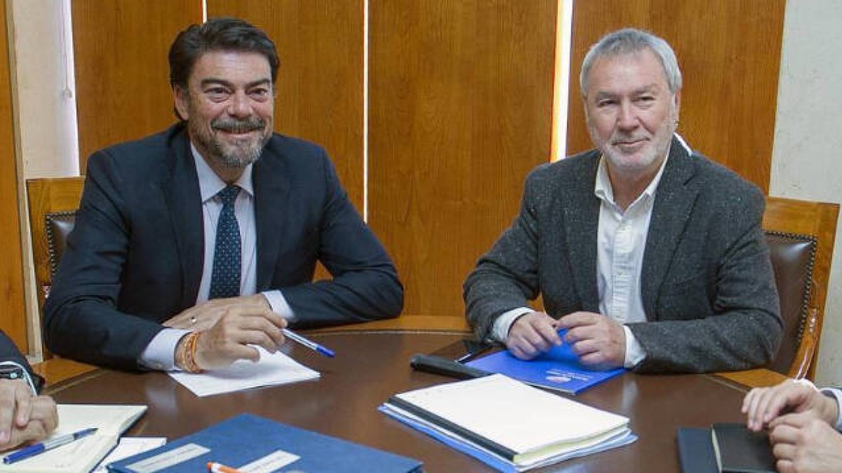 Luis Barcala, alcalde de Alicante y Juan Antonio Gisbert, expresidente del Puerto de Alicante