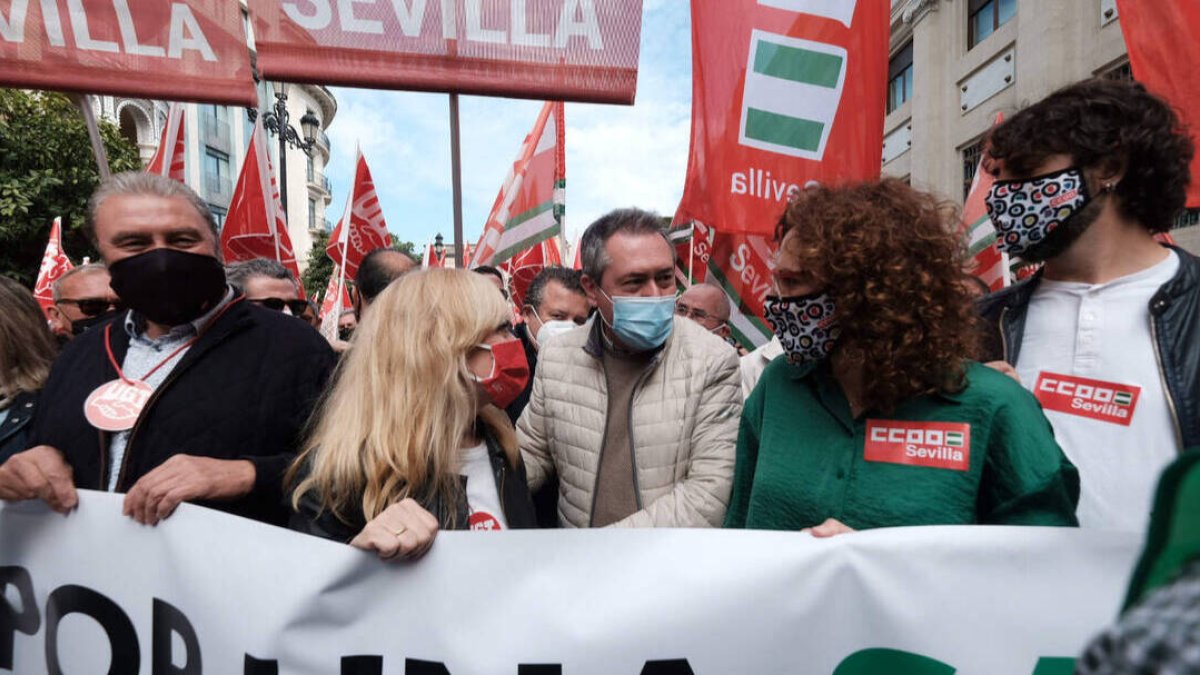 El candidato socialista, Juan Espadas, con la secretaria general de UGT en Andalucía, Carmen Castilla, y la secretaria general de CCOO, Nuria López, durante la manifestación en Sevilla.