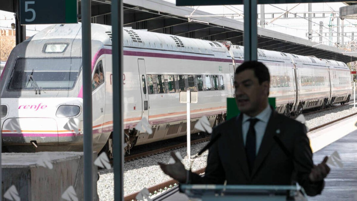 El presidente andaluz, Juanma Moreno, en la inauguración del primer viaje AVE Málaga-Granada.