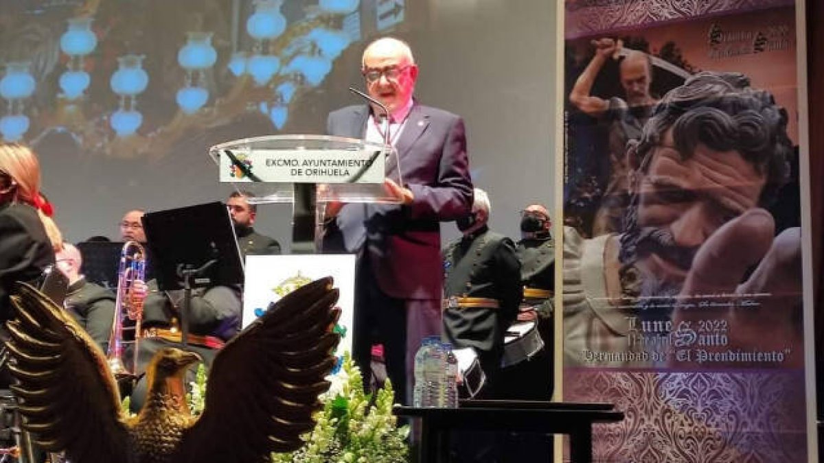 Enrique Rocamora, glosador, junto al cartel anunciador