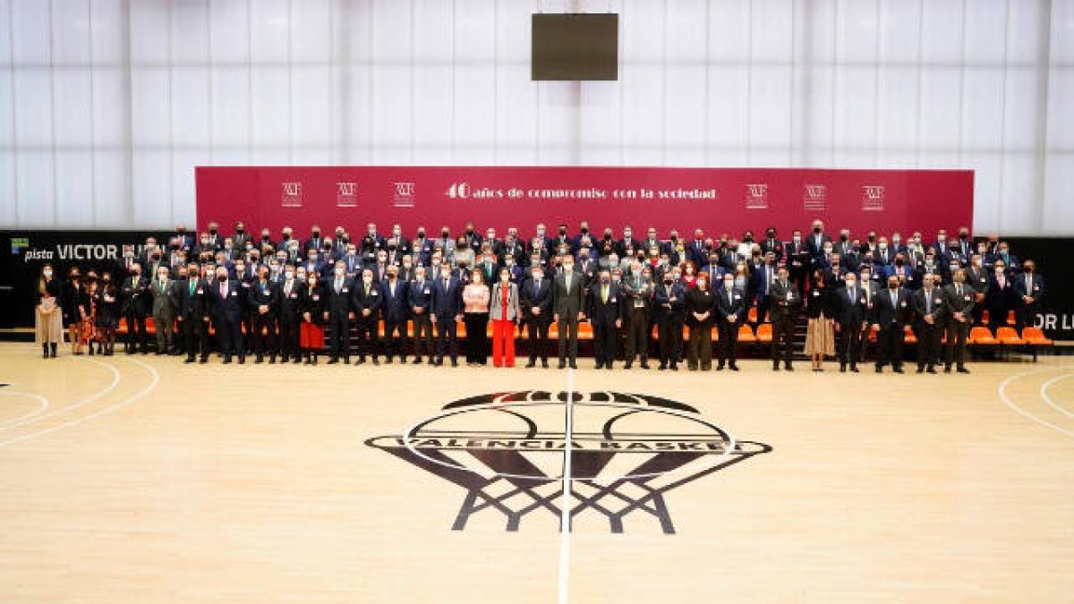 Su majestad el rey Felipe VI con los miembros de la Asociación Valenciana de Empresarios AVE