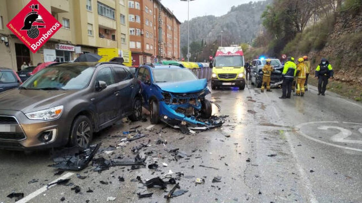 Los bomberos han tenido que excarcelar a uno de los conductores
