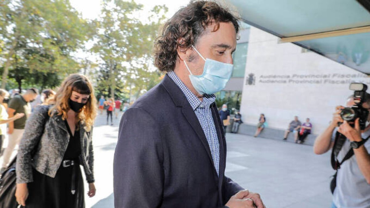 El director general de Política Lingüística de la consellleria de Educación de la Comunitat Valenciana, Rubén Trenzano, a su llegada a un juicio acusado por un presunto delito de falsedad documental en la Audiencia de Valencia
