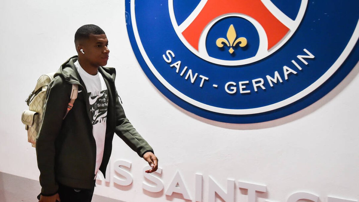 Mbappé antes de un partido con el PSG.