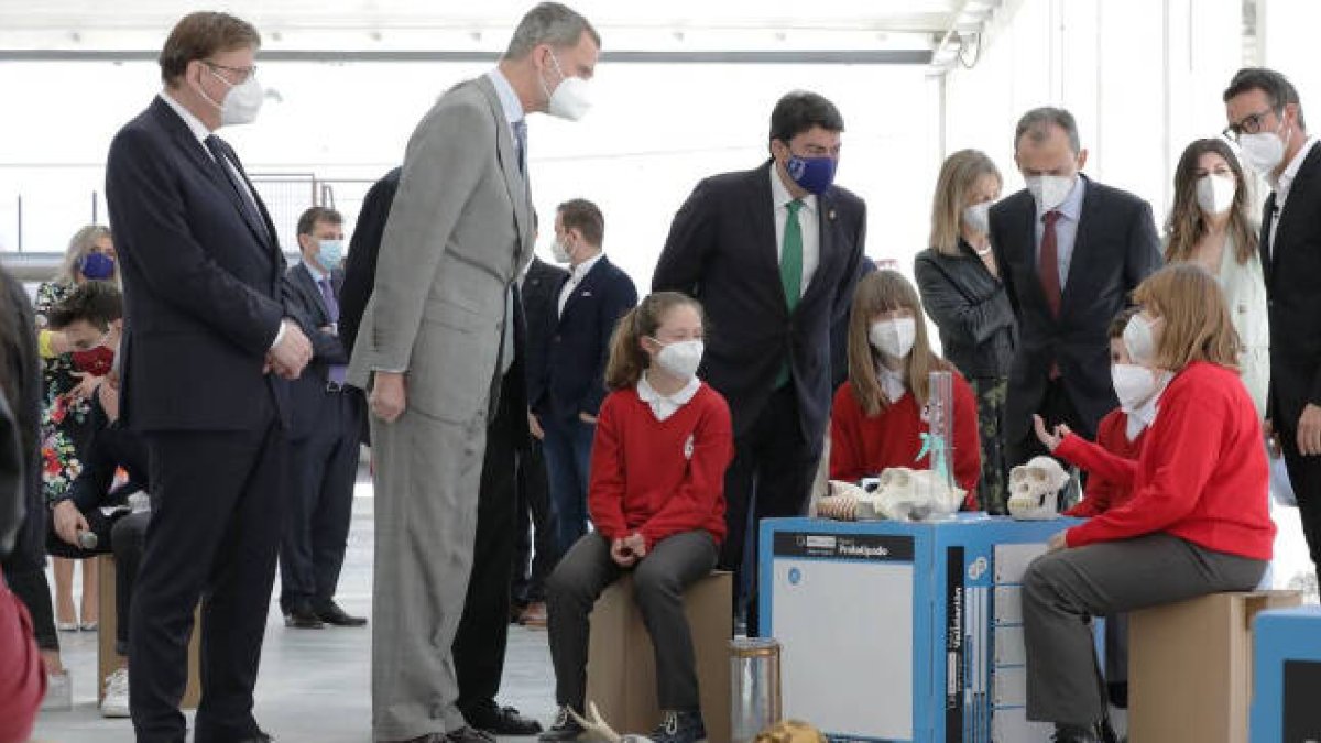 Felipe VI ha saludado a un grupo de estudiantes que han participado en el acto, como impulso a los jóvenes investigadores