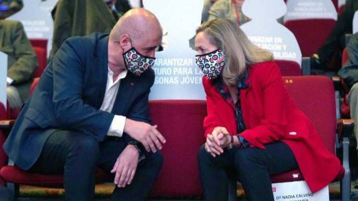 Calviño cara a cara con el líder de CCOO, Unai Sordo.