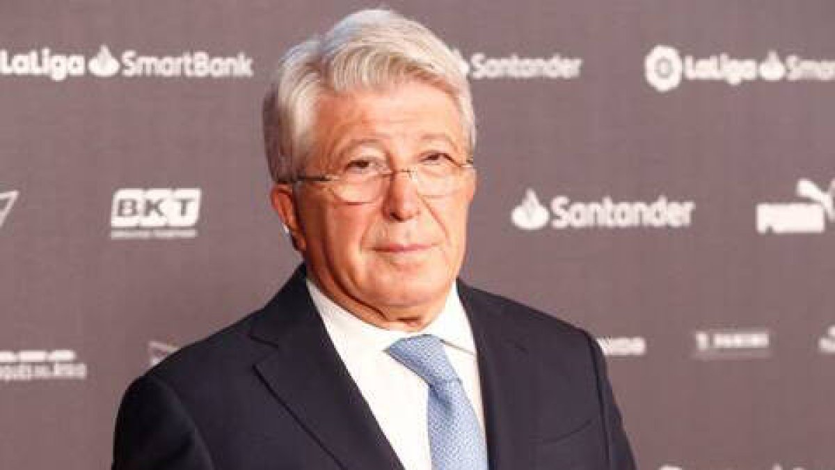 Enrique Cerezo posa en un acto oficial de La Liga.