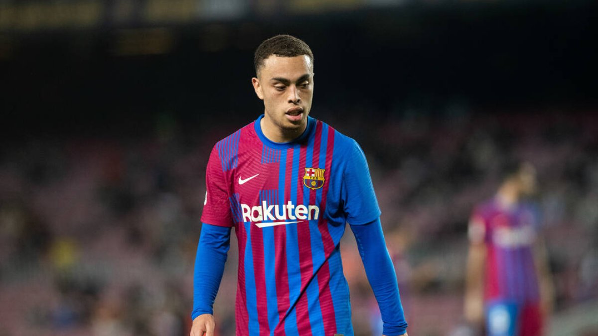 Sergiño Dest durante un partido con el Barcelona esta temporada.