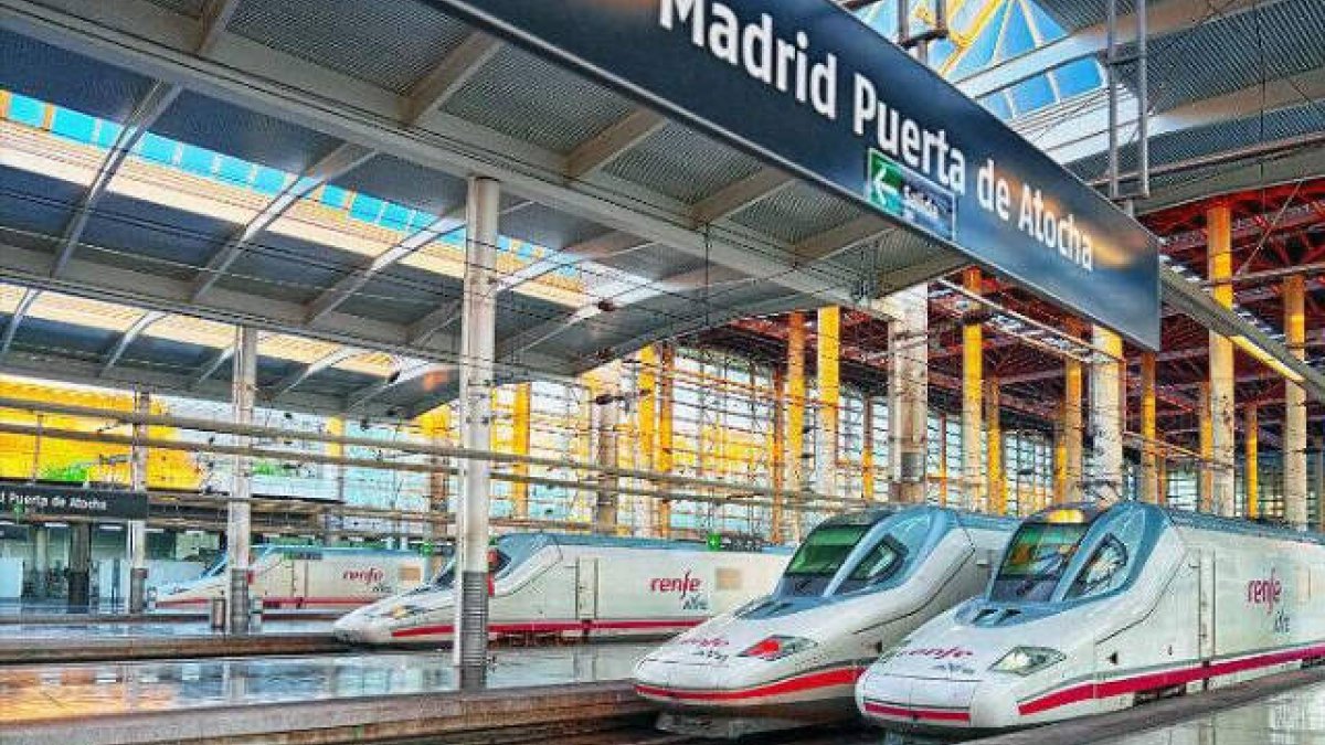 Adif estudiará que algunos trenes procedentes de Alicante paren en Atocha en lugar de en Chamartín
