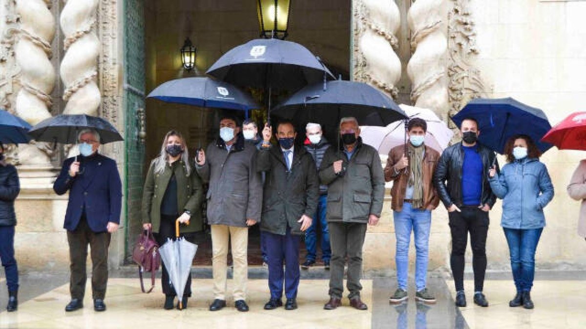 Minuto de silencio en la puerta del Ayuntamiento de Alicante