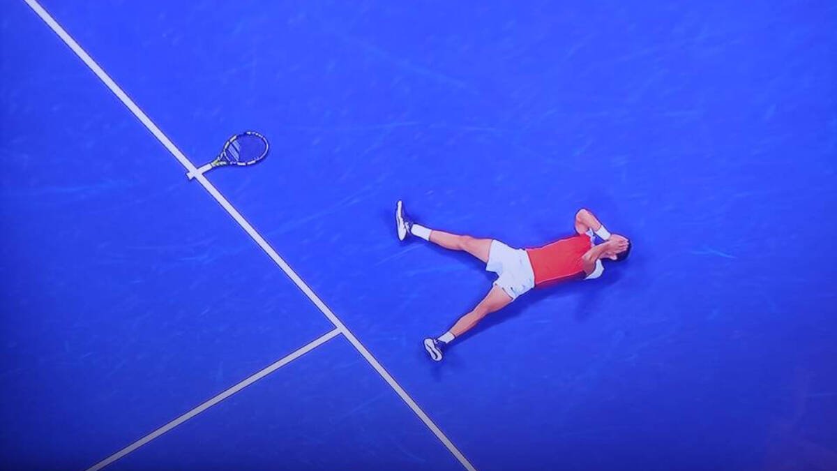 Alcaraz, en el suelo de la Arthur Ashe tras ganar el Open USA.