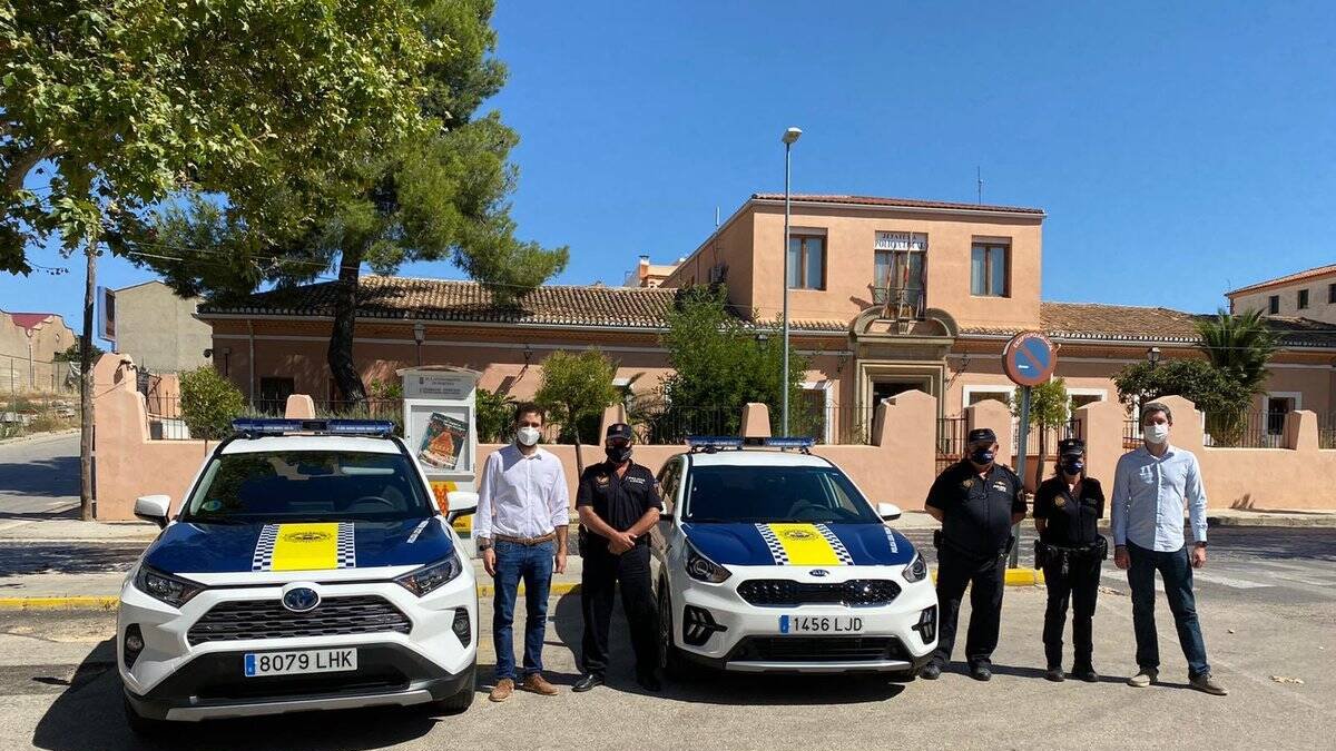 El alcalde de Requena, Mario Sánchez, junto a la policía local.