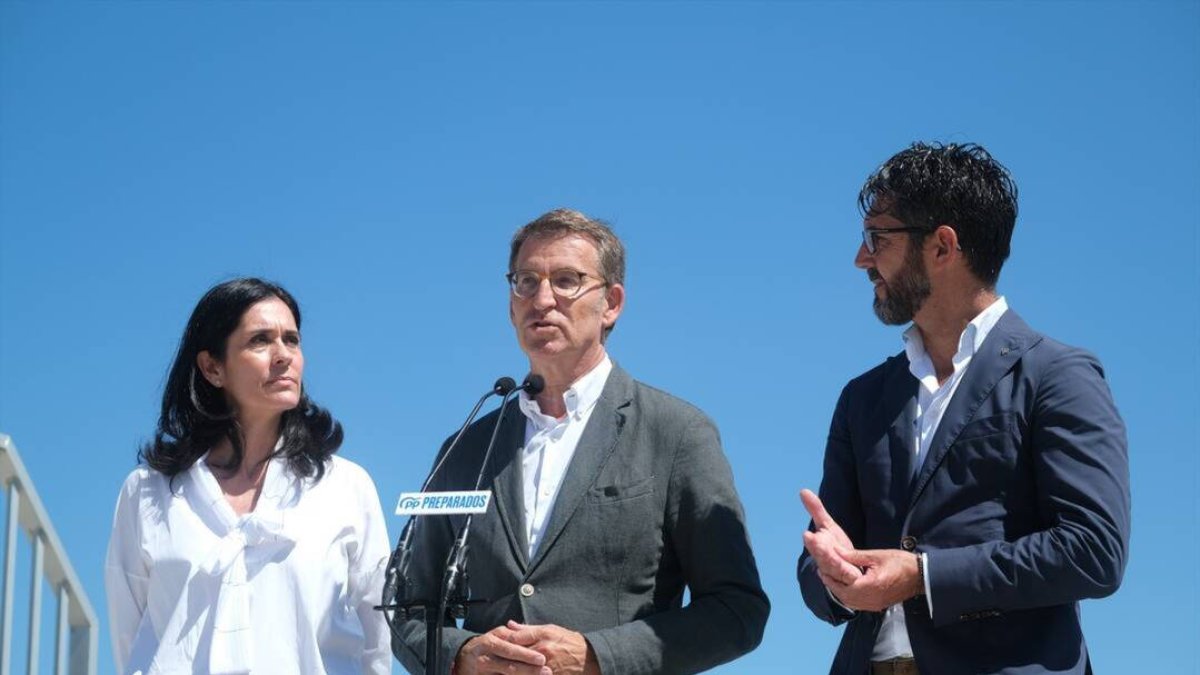 El presidente del Partido Popular, Alberto Núñez Feijóo; la secretaria general del PP gallego, Paula Prado; y el alcalde de la localidad, Luis Oujo,