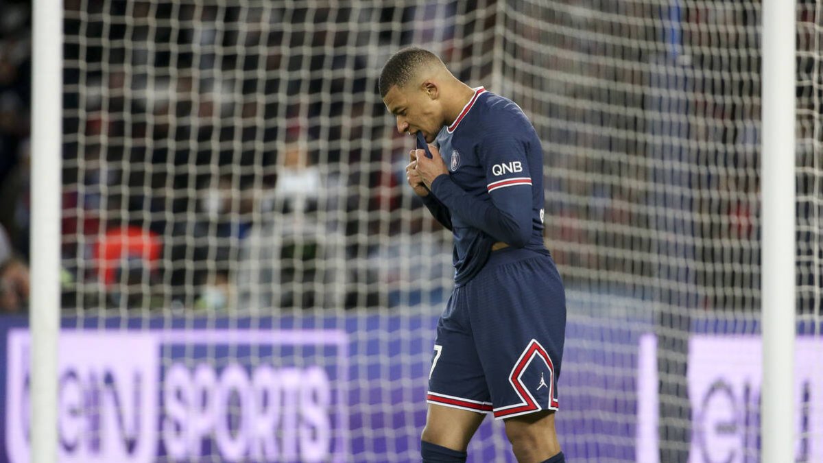 Mbappé se lamenta durante un partido con el PSG.
