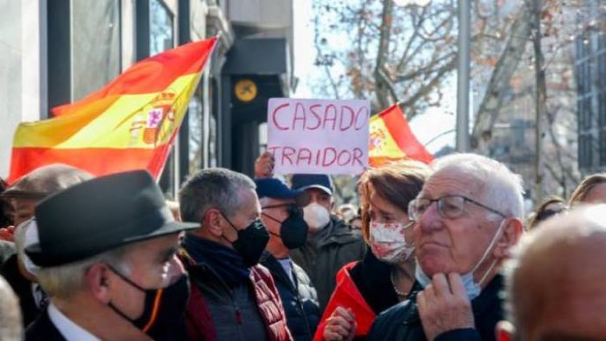 Simpatizantes de Isabel Díaz Ayuso, este domingo frente a la sede del PP.